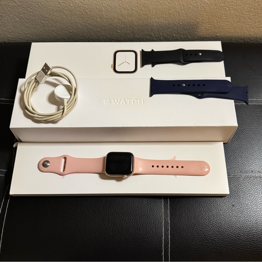 Apple Watch Series 4 gold aluminum 40mm